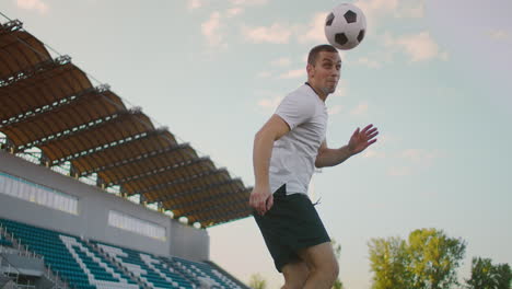 Futbolista-Profesional-En-Cámara-Lenta-Dirigiendo-El-Balón-En-Marcha-En-El-Estadio.-Jugador-De-Fútbol-Haciendo-Encabezado.-Jugador-De-Fútbol-Haciendo-Encabezado.